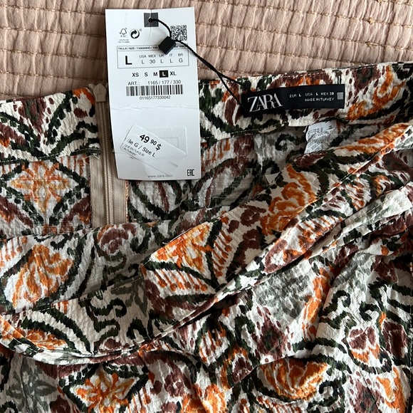 Zara Mini Skirt - Picture 2 of 5